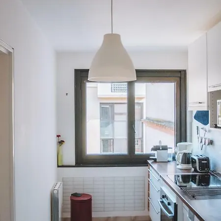 Large Bright Located In Place St Pierre Daire